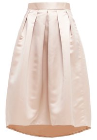 Plisovaná midi sukně v světlém růžovém saténu, s vysokým pasem, hladkou texturou a zaobleným lemem, který je vzadu delší.