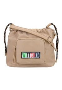 Sac en toile kaki avec un haut à cordon, comprenant une poche avant et un patch coloré "WITTCHEN". Détails de sangle noirs et oranges.