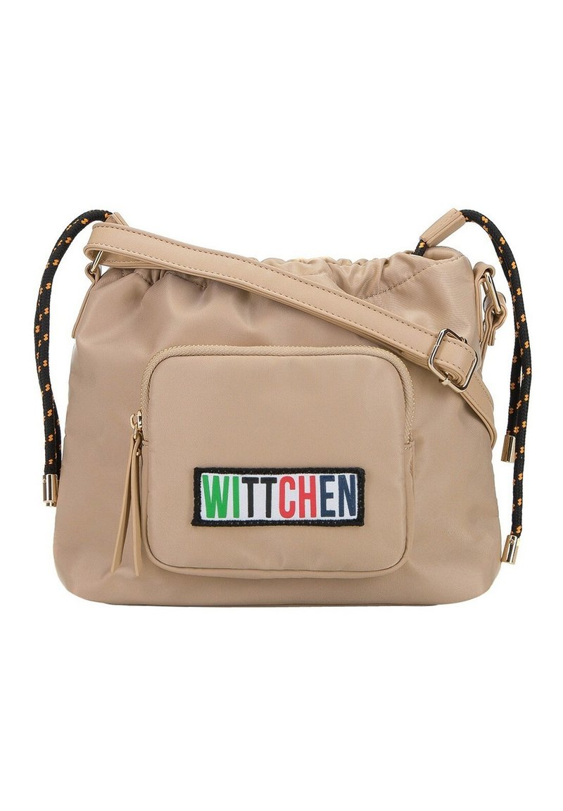 Sac en toile kaki avec un haut à cordon, comprenant une poche avant et un patch coloré "WITTCHEN". Détails de sangle noirs et oranges.