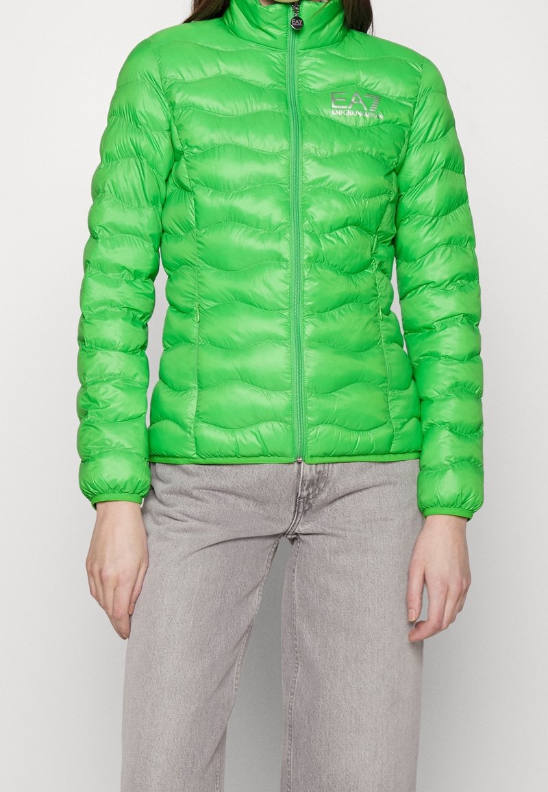 Jasně zelená vyp padded bunda s vysokým límcem, plným zipem vpředu, elastickými manžetami a vlnkovým prošívaným vzorem. Logo na hrudi.