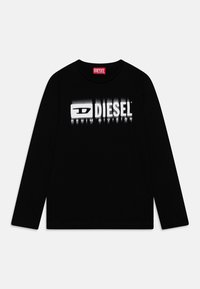 Juodas ilgomis rankovėmis marškinėliai pagaminti iš medvilnės su baltu gradiento "DIESEL" logotipu per visą priekį. Apvalus kaklas ir prigludusi forma.