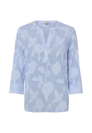 Hellblaue Bluse mit weißem Blumenmuster, Dreiviertelärmeln, rundem Kragen und kurzer Knopfleiste.