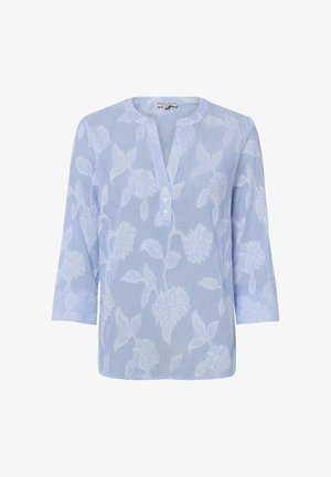 Hellblaue Bluse mit weißem Blumenmuster, Dreiviertelärmeln, rundem Kragen und kurzer Knopfleiste.