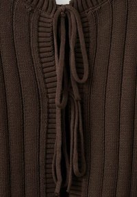 Braunes Strickkleid mit vertikaler Rippung und hohem Kragen. Verfügt über Bänder zur Schließung in der vorderen Mitte und zeigt eine weiche Textur.