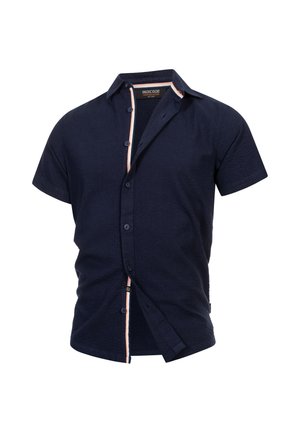 Camisa de manga corta de color navy hecha de tejido texturizado, con cierre de botón y rayas contrastantes en naranja y blanco a lo largo del placket interior.