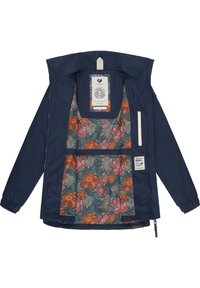 Mornarsko modra vodoodporna jakna z notranjo podlogo s cvetličnim vzorcem, ki vključuje rože v rožnati, oranžni in sivi barvi. Vključuje zadrgo in žepke.
