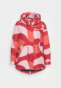 Rød og pink mønstret jakke med hætte, snøre i taljen, to forlommer og en lille logodetalje på brystet. Vandtæt materiale.