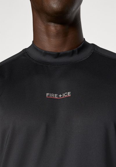 Fekete, rövid ujjú teljesítmény póló bordázott textúrával, fehér és piros kis "FIRE + ICE" logóval a mellkason.