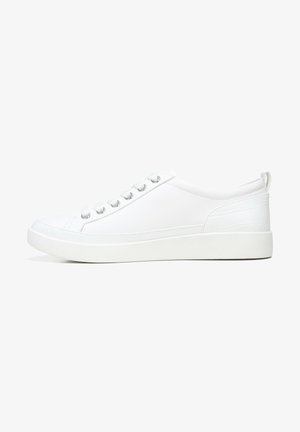 Baskets blanches en matériau synthétique lisse avec un motif crocodile texturé sur le talon. Dotées d'œillets métalliques et d'une pointe arrondie.