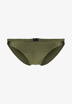 Olajzöld bikini alsó, sima textúrával, közepes magasságú szabással és elölzárral, fekete csattal. Egyszerű dizájn, minta nélkül.