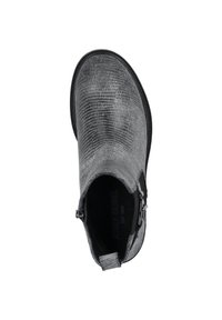 Botín de tobillo gris texturizado con un patrón de piel de reptil, cremallera lateral y suela de goma negra. Interior forrado con la marca visible en el interior.