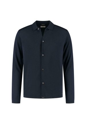 Granatowa koszula z długim rękawem z miękkiego materiału, z kołnierzykiem, pięcioma guzikami z przodu i prostym dołem.