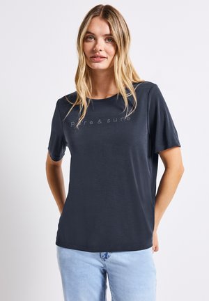 T-shirt bleu marine foncé en tissu doux, avec un col rond et des manches courtes. Inscription "pur & sûr" en couleur plus claire sur le devant.