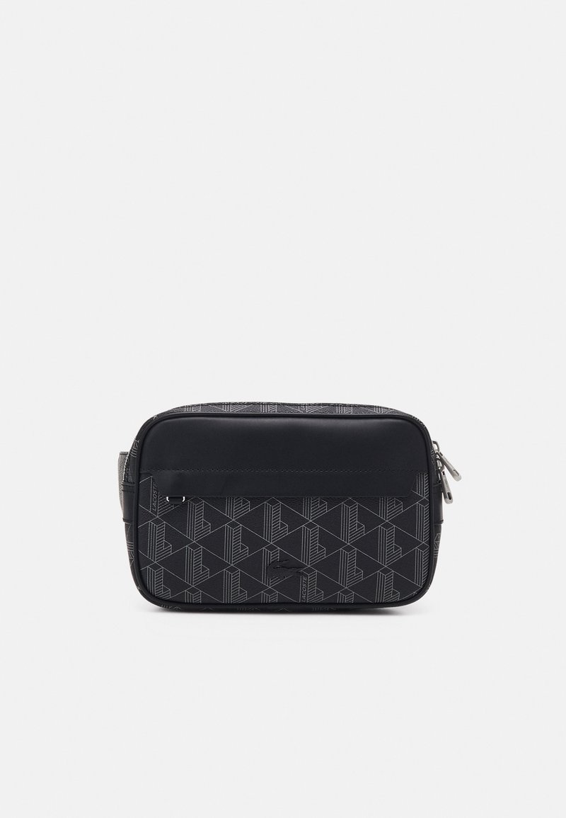 Petite pochette rectangulaire noire zippée avec motif géométrique, poche avant et double tirette argentée sur fond blanc uni.