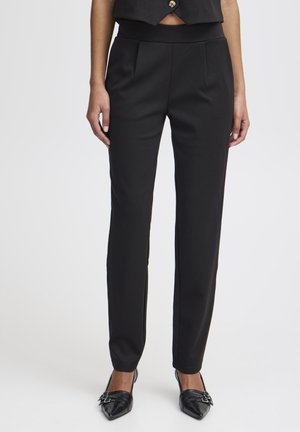 Pantaloni neri su misura realizzati in un tessuto liscio, con una vita alta e due pieghe frontali per una silhouette elegante.