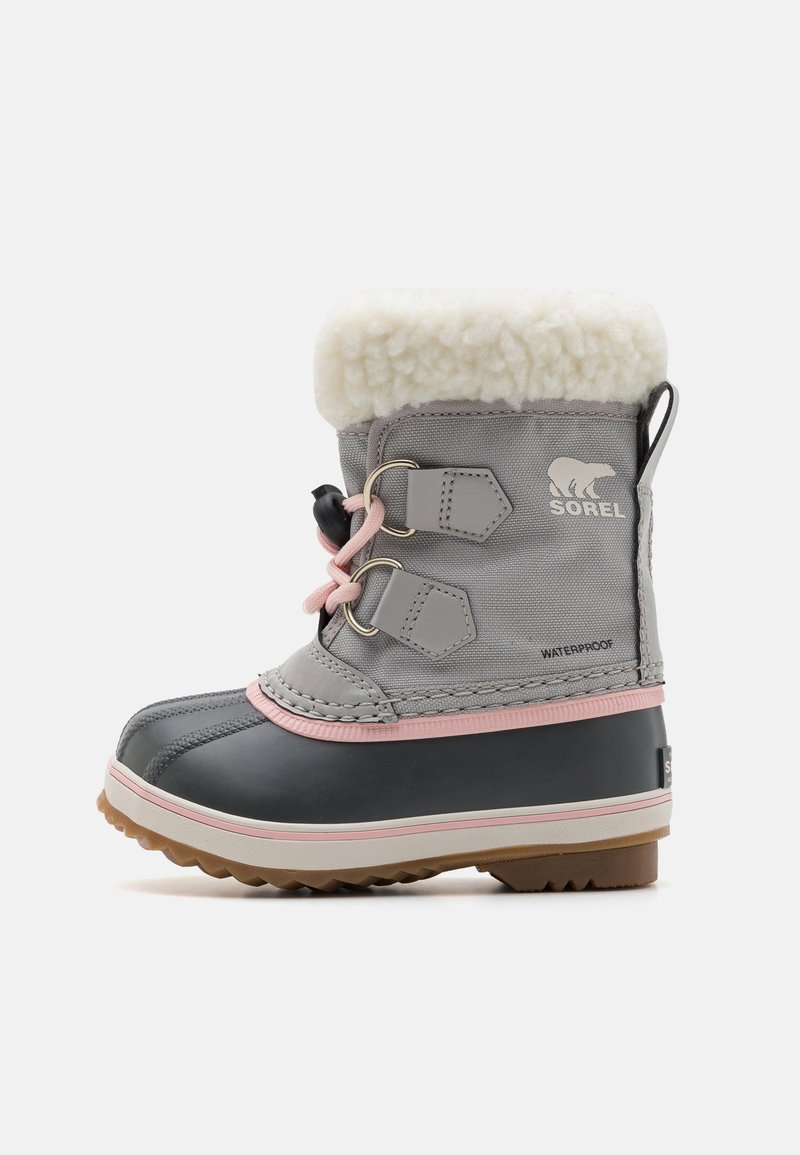 Botte d'hiver imperméable grise avec doublure en polaire, accents roses, semelle en caoutchouc et deux sangles ajustables. Logo notable sur le côté.