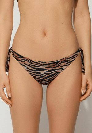 Hnědé a černé bikiny s pruhy jako zebra, s bočními tkaničkami, vyrobené z měkké, texturované látky, s nízkým pasem.