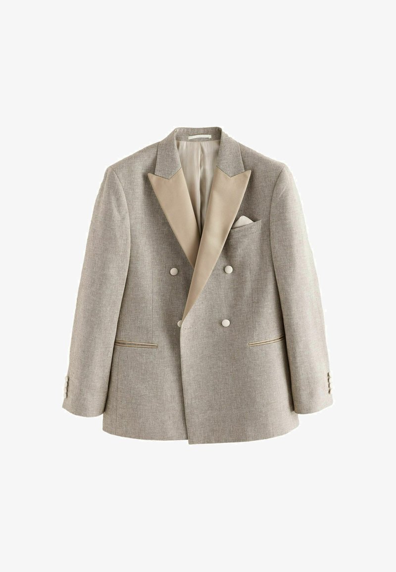 Blazer beige clair à double boutonnage avec larges revers en satin, quatre boutons, deux poches et un mouchoir de poche, présenté sur fond blanc.