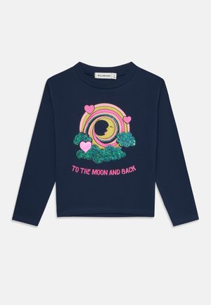 T-shirt a maniche lunghe blu navy con grafica di arcobaleno e luna, con cuori rosa e nuvole coperte di paillettes. Il testo recita "VERSO LA LUNA E RITORNO."