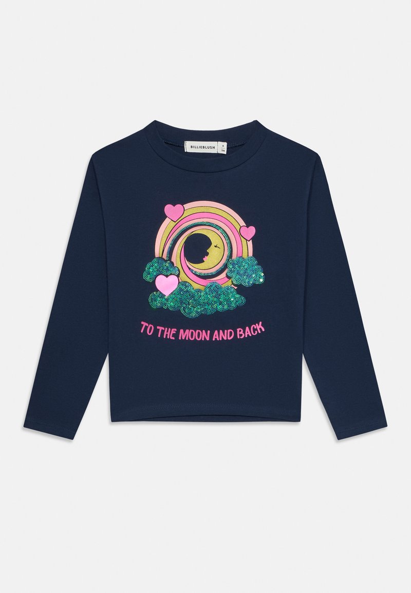 Dunkelblaue Langarm-T-Shirt mit einem Regenbogen- und Mondgrafik, verziert mit pinken Herzen und glitzernden Wolken. Der Text lautet "ZUM MOND UND ZURÜCK."