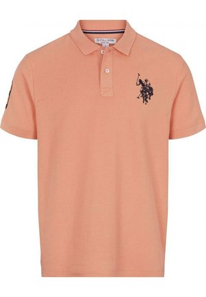 Kortærmet fersken polo skjorte med krave, to knapper og sort broderet polospiller-logo på venstre bryst.
