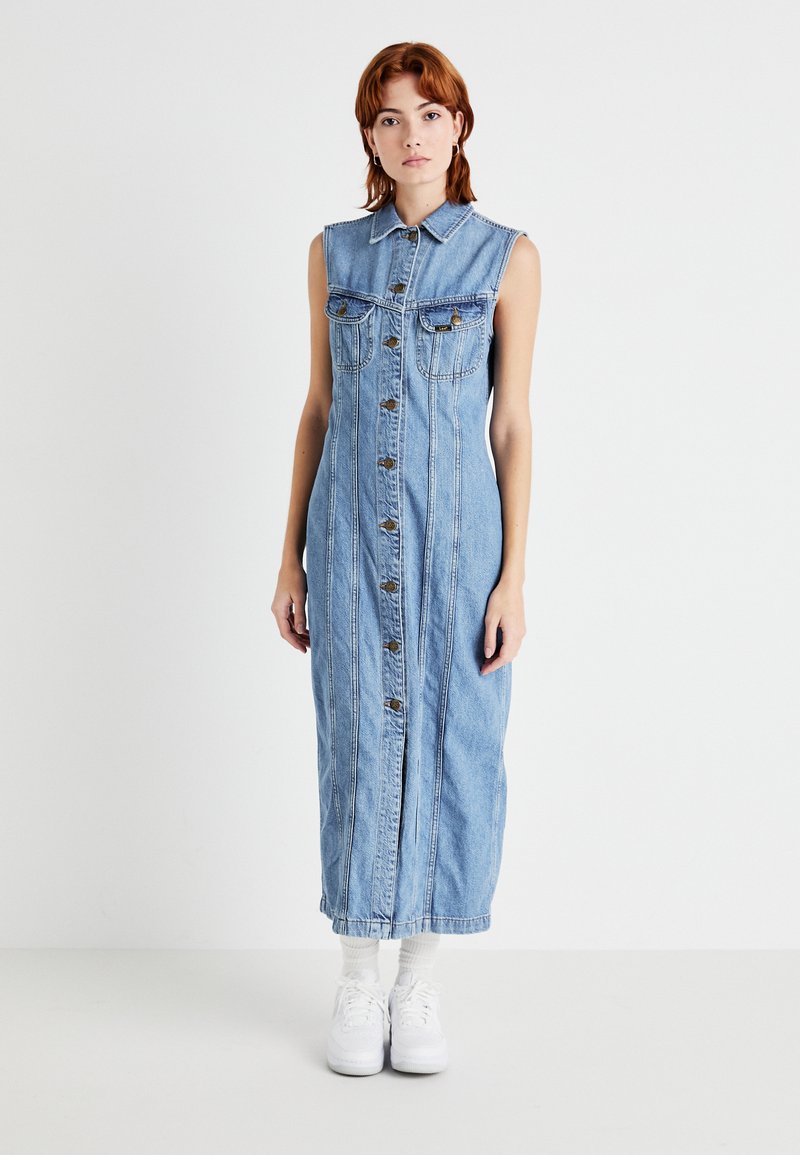 Denim maxi jurk, lichtblauw, zonder mouwen met een kraag, sluiting met knopen aan de voorkant, twee borstzakken, verticale naaddetails, iets geplooide zoom.