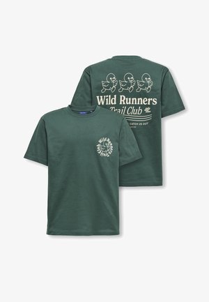 Maglietta verde scuro con la scritta "Wild Runners Trail Club" e illustrazioni di anatre che corrono sul retro, piccolo logo abbinato sul petto anteriore.