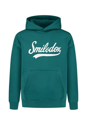 Teal Kapuzenpullover mit Kängurutasche, gerippten Bündchen und Saum, mit weißem "Smilodox"-Schriftzug auf der Brust. Weiches Material aus Baumwollmischung.