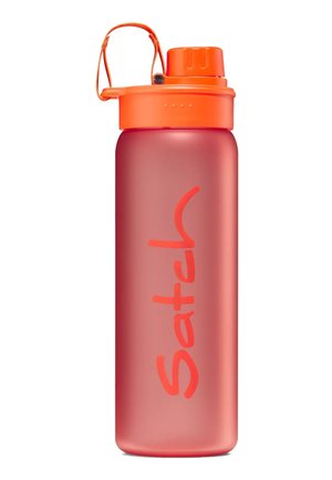 Transparente rosa Wasserflasche mit einem orangen Schraubverschluss und Tragegurt. Sie zeigt das Wort "Satch" in fettem orangefarbenem Text an der Seite.