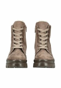 Botas de tobillo de gamuza marrón con un acabado texturizado, que cuentan con cordones en el frente, cierres de cremallera y un cuello acolchado. Las suelas de goma ofrecen tracción.