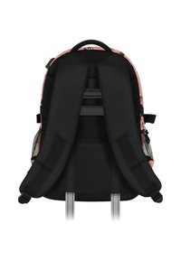 Mochila con correas acolchadas negras, cuerpo rosa con patrones florales, bolsillos laterales de malla y un panel trasero texturizado negro.