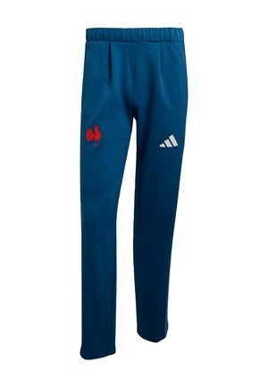 Blauwe sportbroek van zachte stof, met een rood haanlogo op de linker dij en een witte Adidas-logo op de rechter dij.