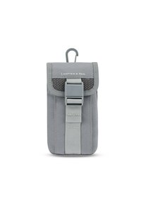 Custodia per telefono in tessuto grigio con finitura texture, fissata da una cinghia e una fibbia. Presenta un gancio per il fissaggio e un marchio impresso.