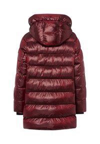 Veste matelassée brillante couleur bordeaux avec couture horizontale, manches longues et capuche intégrée, vue de dos sur fond blanc.