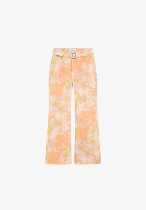 Pantalones acampanados con estampado floral en tonos pastel naranja, rosa y verde, con bolsillos delanteros y cinturón de tela a juego con hebilla cuadrada.