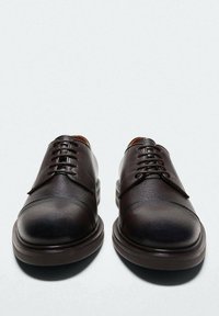 Chaussures en cuir marron avec une finition lisse, bout rond, design à lacets et semelle en caoutchouc légèrement surélevée. Comprend un dessus texturé et des coutures d'accent.