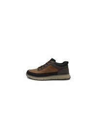 Barna és fekete sneakers, velúrból és szintetikus anyagokból készült, fűzőkkel, párnázott talppal és texturált gumitalppal, alacsony profilú.