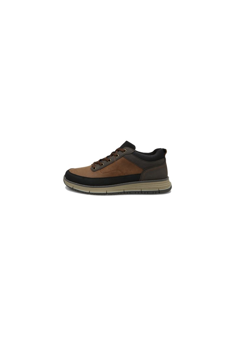 Barna és fekete sneakers, velúrból és szintetikus anyagokból készült, fűzőkkel, párnázott talppal és texturált gumitalppal, alacsony profilú.