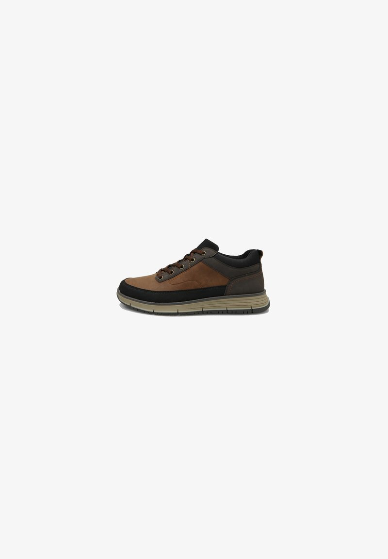 Pruun ja must sneaker, mis on valmistatud nahast ja sünteetilistest materjalidest, sisaldab paelapaelu, pehmet talla ja tekstureeritud kummist välistalla, millel on madal profiil.