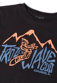 Zwarte katoenen t-shirt met een grafisch ontwerp van bergen en een figuur, met "FROZEN WAVE CULT" in blauwe en oranje letters.