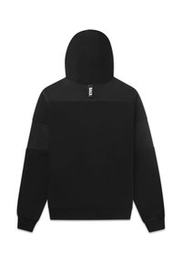 Sudadera negra con un panel de malla texturizada en los hombros y las mangas. Cuenta con una gran capucha y una etiqueta de marca en la parte posterior.