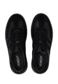 Ein Paar schwarze Schnürsneaker mit gezackten Sohlen und Venezia-Branding innen, von oben auf einem weißen Hintergrund betrachtet.