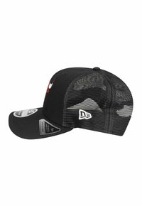 Schwarze Baseballmütze mit einem gebogenen Schirm, Netzrückenpaneel, vornem Logo in Rot und Weiß sowie verstellbarem Snapbackverschluss. Mit gestickten Verzierungen.