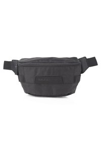 Riñonera de tela negra con un compartimento principal con cremallera, superficie texturizada, correa ajustable y un acento de logo en la parte frontal.