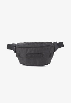 Riñonera de tela negra con un compartimento principal con cremallera, superficie texturizada, correa ajustable y un acento de logo en la parte frontal.