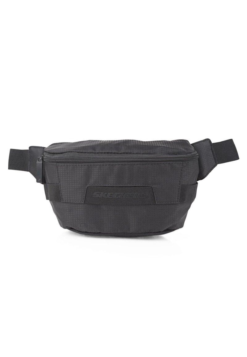 Riñonera de tela negra con un compartimento principal con cremallera, superficie texturizada, correa ajustable y un acento de logo en la parte frontal.