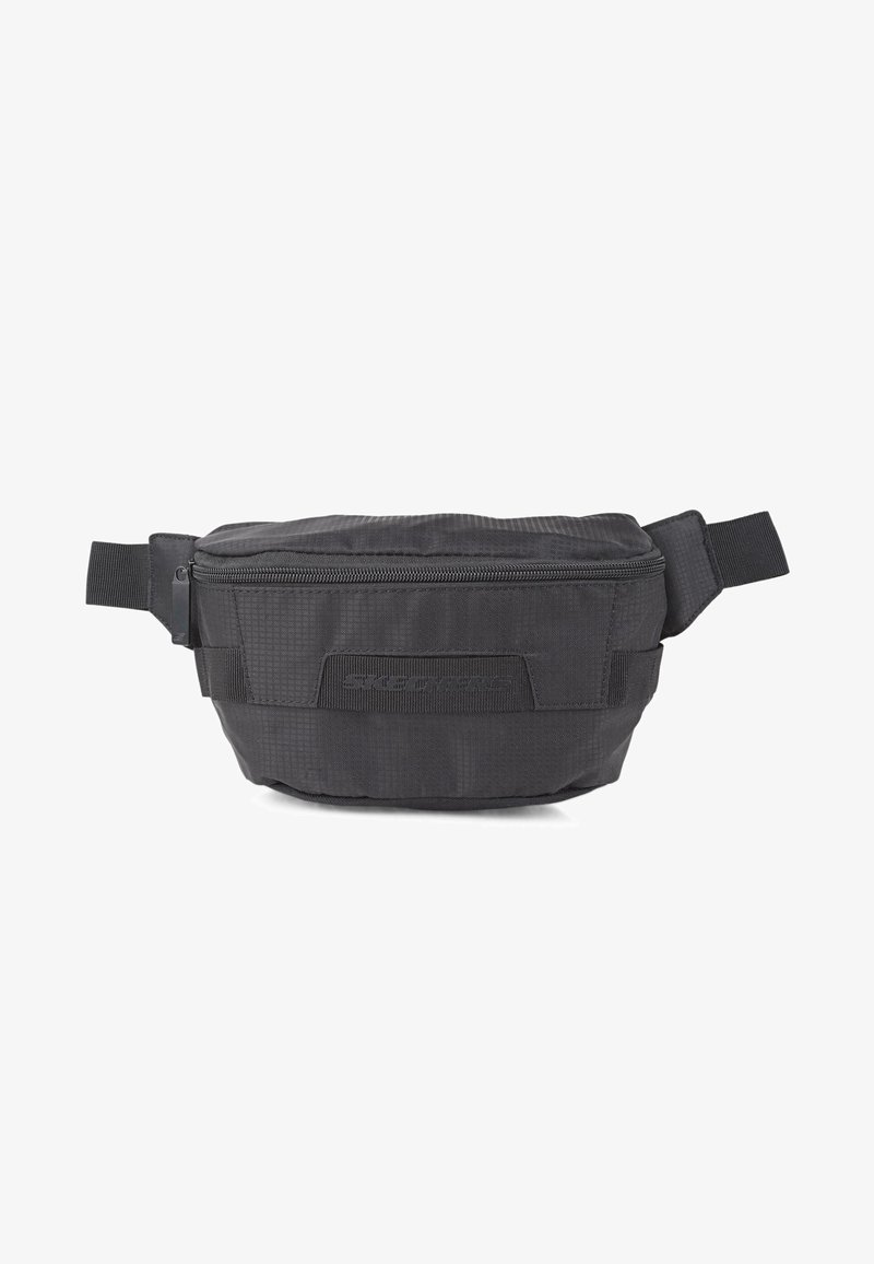 Riñonera de tela negra con un compartimento principal con cremallera, superficie texturizada, correa ajustable y un acento de logo en la parte frontal.