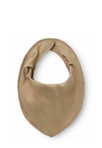 Beige bomullsscarf med en rundad, triangulär form. Har en knappstängning och en mjuk, slät textur. Kanten är snyggt sydd.