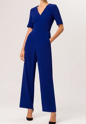 Königsblauer Jumpsuit mit V-Ausschnitt, kurzen Ärmeln und weit geschnittenen Hosen. Verfügt über Taschen und eine glatte Stofftextur.