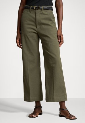 Olijfgroene wijde broek met hoge taille, voorzien van een gevlochten zwarte riem en zijzakken; gladde katoenen stof met een nette afwerking.
